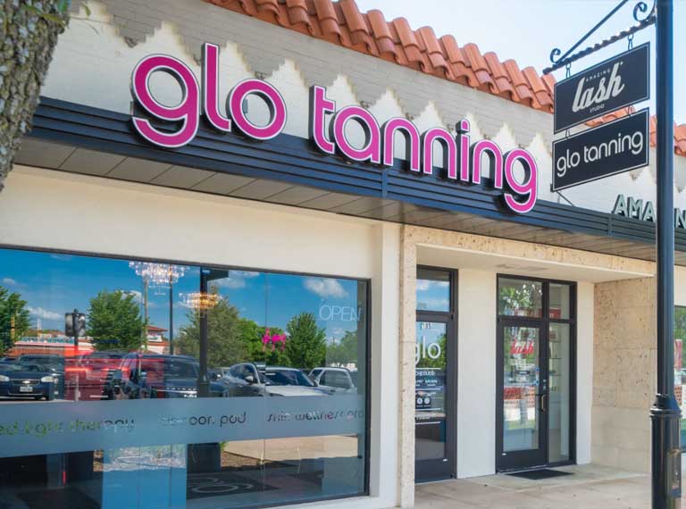 A luxurious looking entrance to a glo tanning saloon.