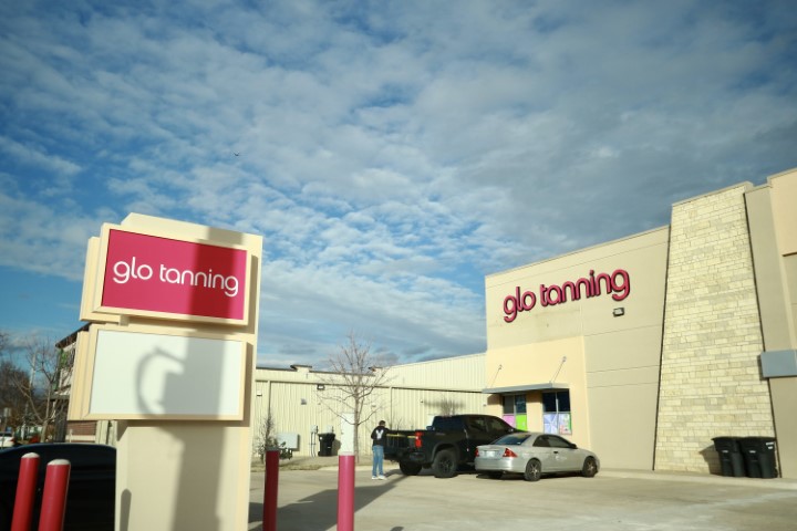 Moore Glo tanning store location front view.