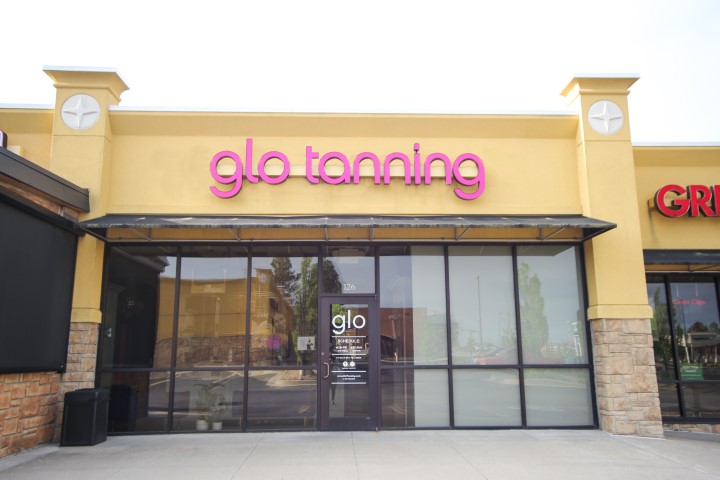 Front view of the Owasso Store Glo tanning location.