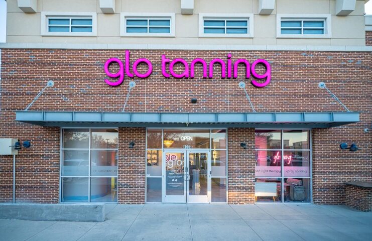 Front view of a Glo Tanning saloon.