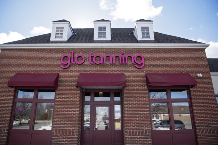 Glo Tanning Springfield store front view.