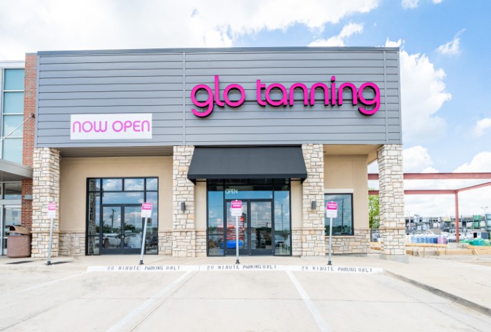 A glo tanning store and its parking space.